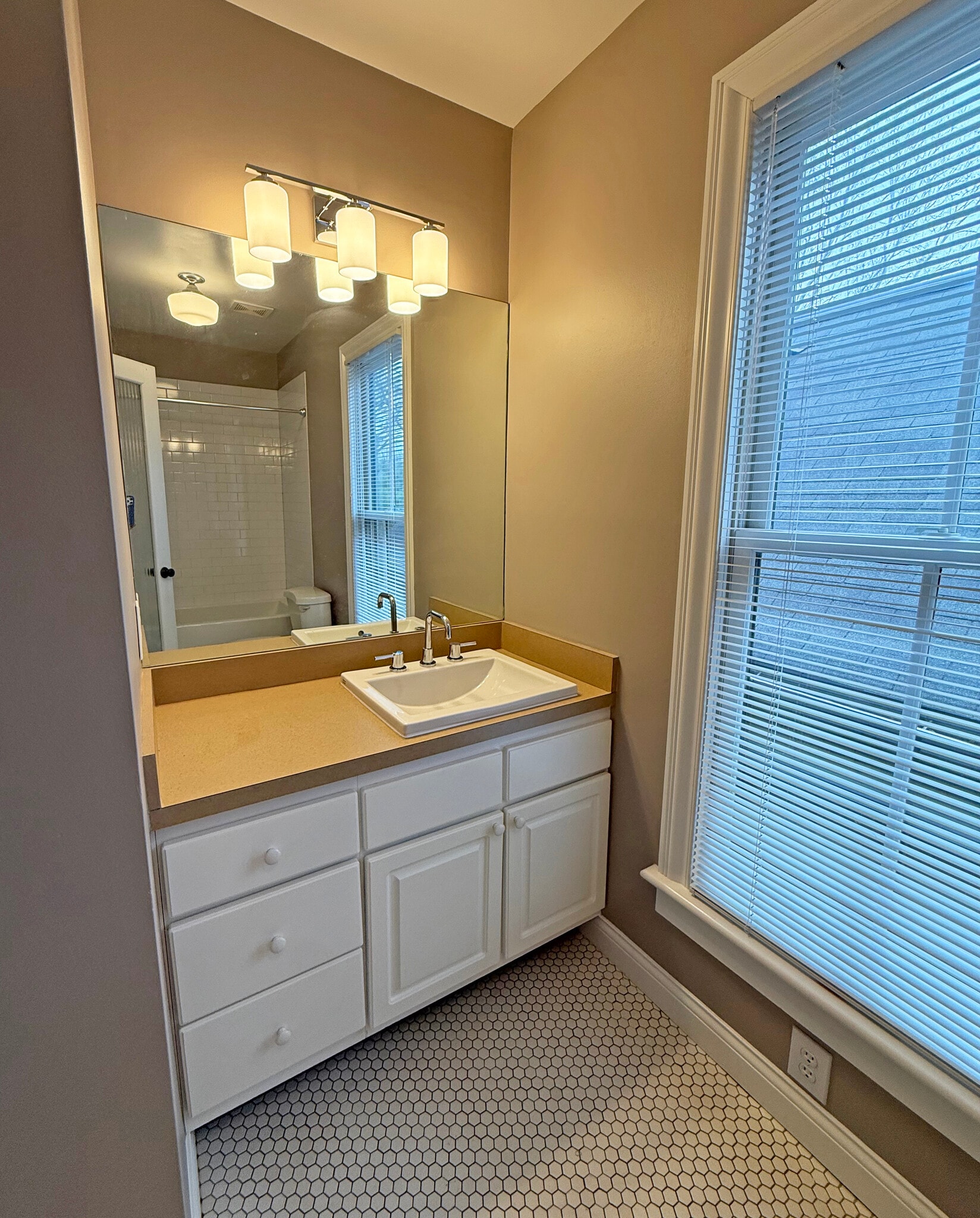 Building Photo - 844 Hamlet St