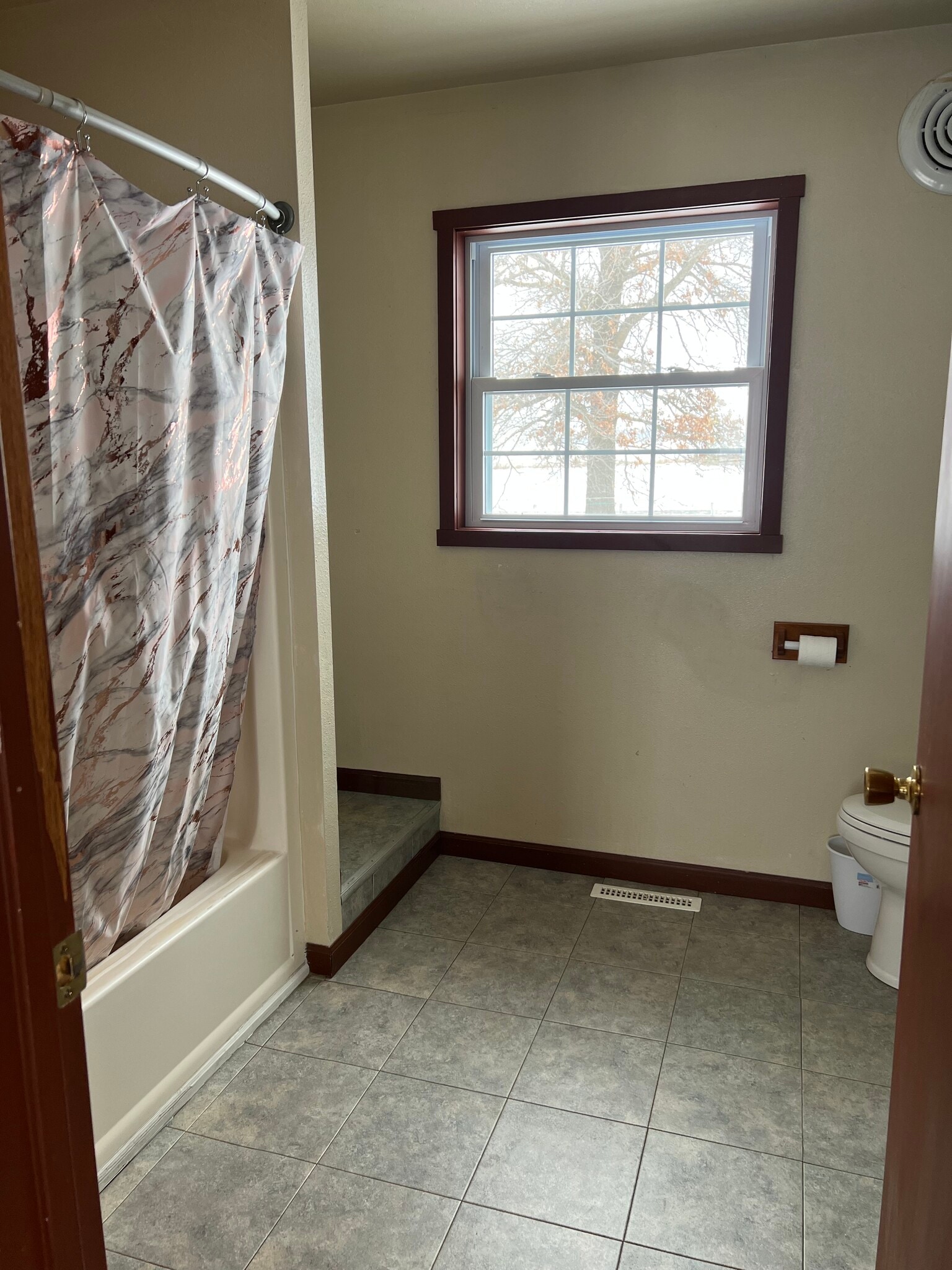 Full bathroom - S13190 County Road K