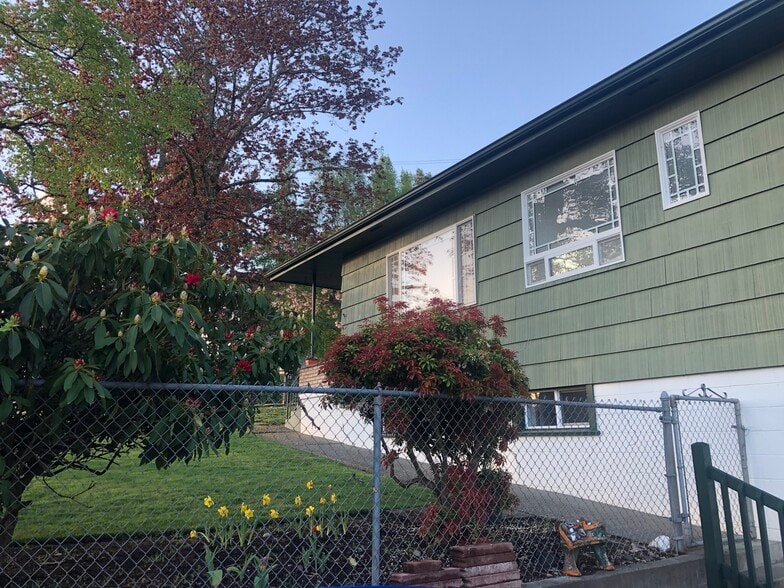 Side view of house with basement apartment - 25609 Lawson St