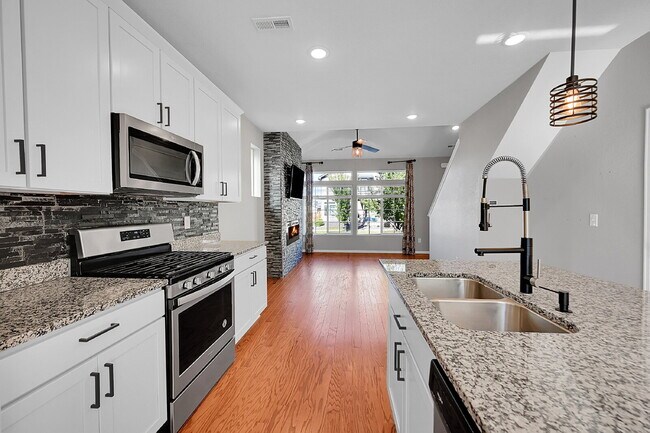 Building Photo - $2,595.00, 2-bed, 2.5-bath located in Aurora.