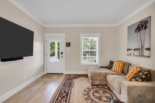 Building Photo - Charming Caribbean Cottage - Downtown Brad...