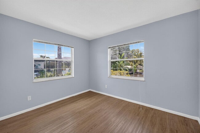Building Photo - 416 SE Naranja Ave