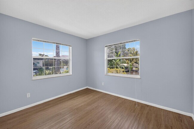 Building Photo - 416 SE Naranja Ave