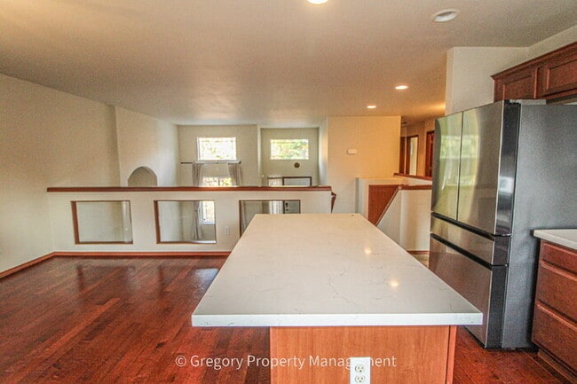 Building Photo - Bright and Spacious 5 bed Home - Steps from Martha Lake Airport!