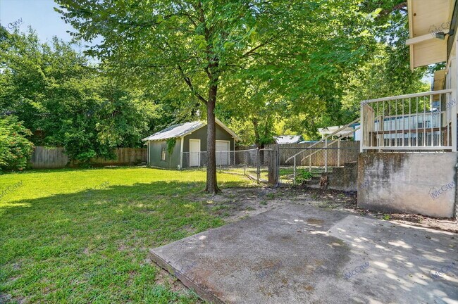 Building Photo - 303 S Elm St