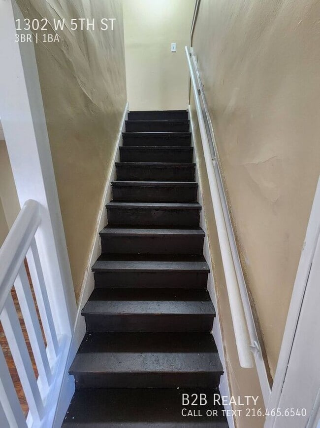 Building Photo - 1302 W 5th St