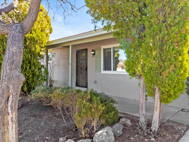 Building Photo - Spacious 4-Bed, 2-Bath Home | Large Backyard| Quick Access to Highway 528 and Other Routes| Pre-L...