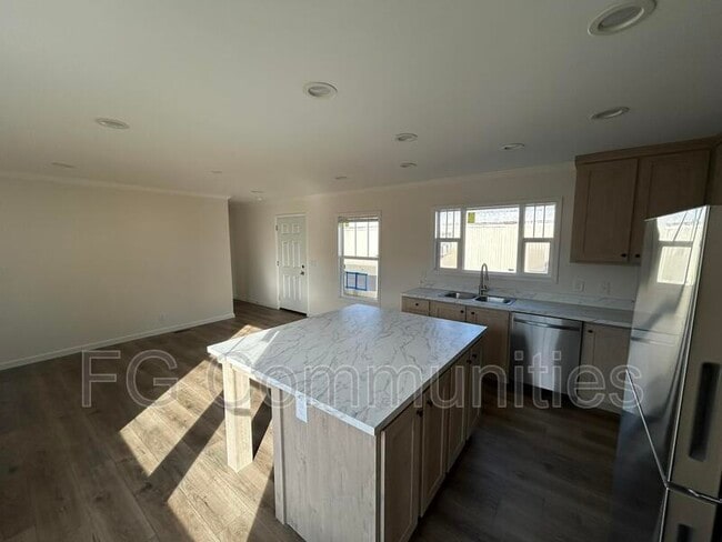 Building Photo - 3220 Sutton Ln