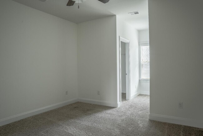 Building Photo - 446 Walker Cir
