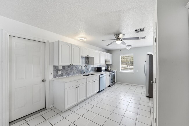 Building Photo - 13392 Southshore Dr