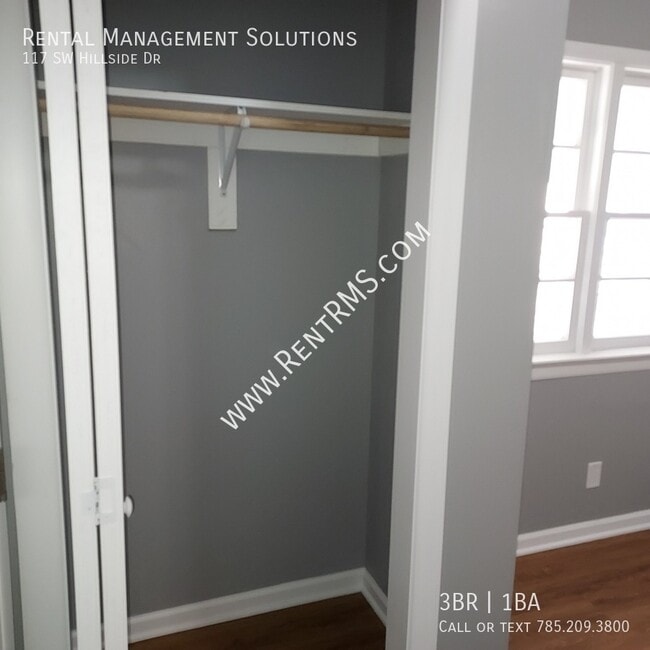 Building Photo - 117 SW Hillside Dr