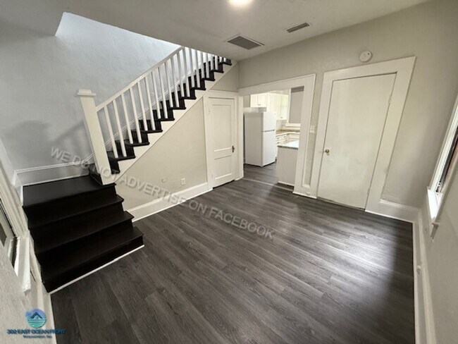 Building Photo - Gorgeous 2 story, 3 bedroom / 2bathroom ho...