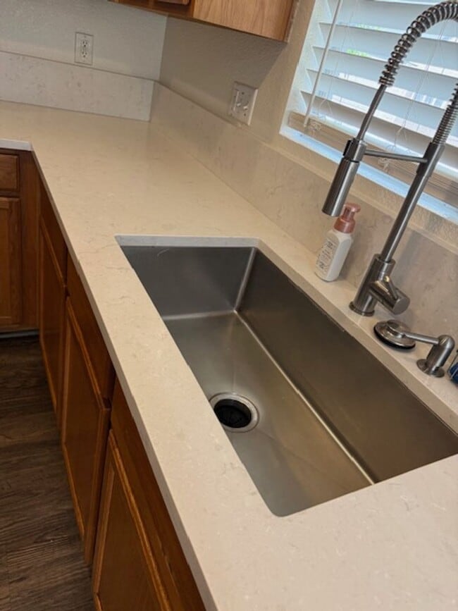 Building Photo - Cozy home in Natomas