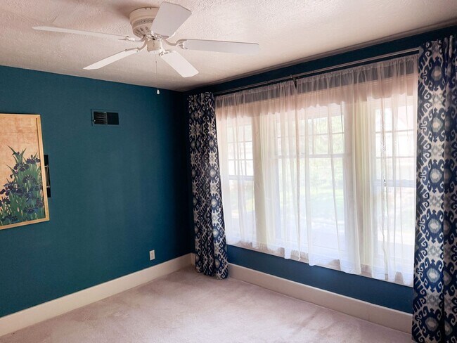 Building Photo - Historical Duplex - Spacious 3 Bedroom, 2.5 Bath Duplex with fenced in private patio.