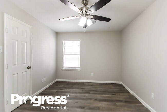 Building Photo - 910 Taylor Ridge Dr