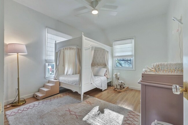 Building Photo - 302 S Saint Mary Ave