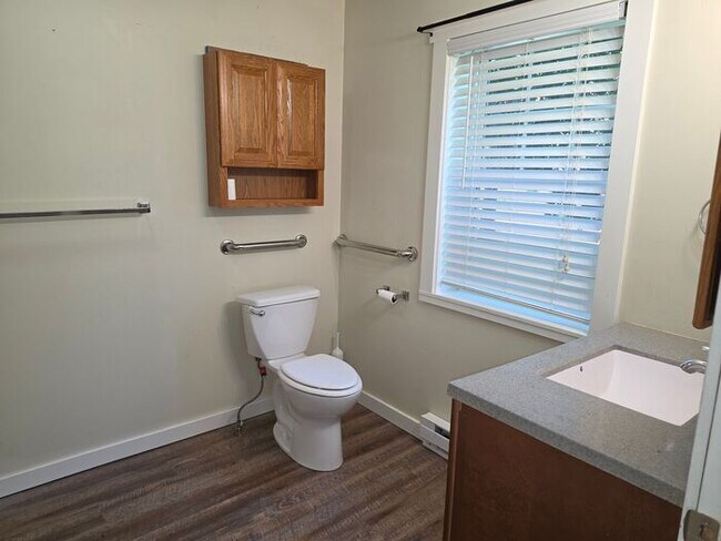 Building Photo - 3 bedroom home Eau Claire