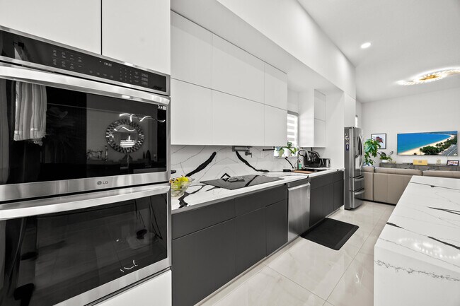 Building Photo - 7056 Lombardy St
