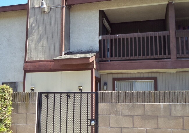 Building Photo - "Charming 2-Bedroom Retreat with Spacious ...