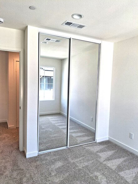 Building Photo - 2586 Delphinium Ln