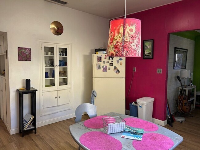 Building Photo - 2 bedrooms-1 bath - on 4th Ave