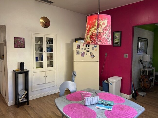 Building Photo - 3 bedrooms-1 bath - on 4th Ave