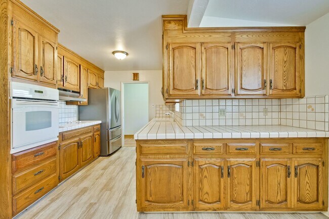 Building Photo - Hardwood Floors- Top Moreland SCH- SM Dogs Welcome- Close to Apple