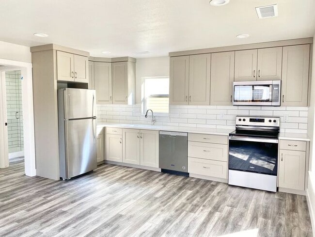 Building Photo - Nice Location in Heart of Old Town Fort Collins! WATER/SEWER/GAS INCLUDED IN RENT