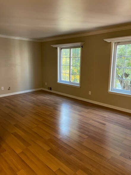 Building Photo - 625 E Fox Hills Dr
