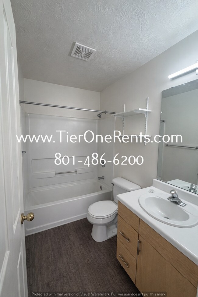 Building Photo - ** Limited Time Offer ** $500 OFF your first month's RENT!