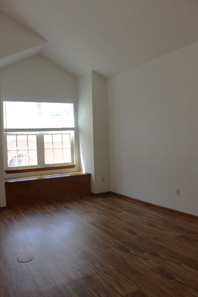 Building Photo - Gorgeous 2 Story End Unit in Lakewood!