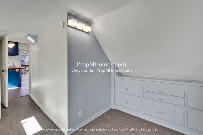 Building Photo - Bright and Fun One Bedroom Plus Flex Space...