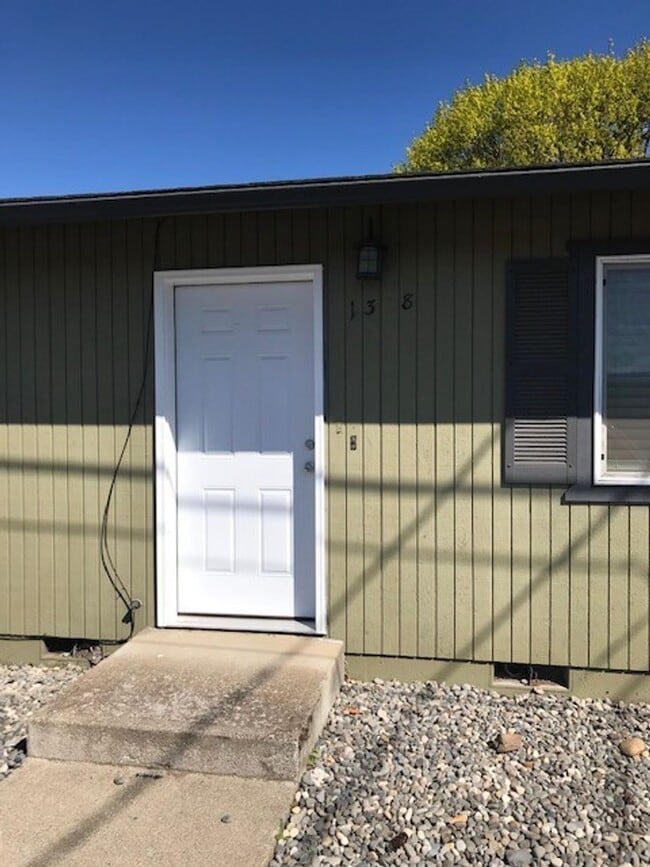 Building Photo - Updated 2 Bedroom Duplex in Hood River Heights