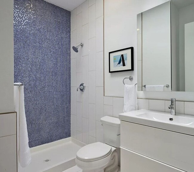 Building Photo - Beautiful Modern 3BR/3BA with In Unit Laun...