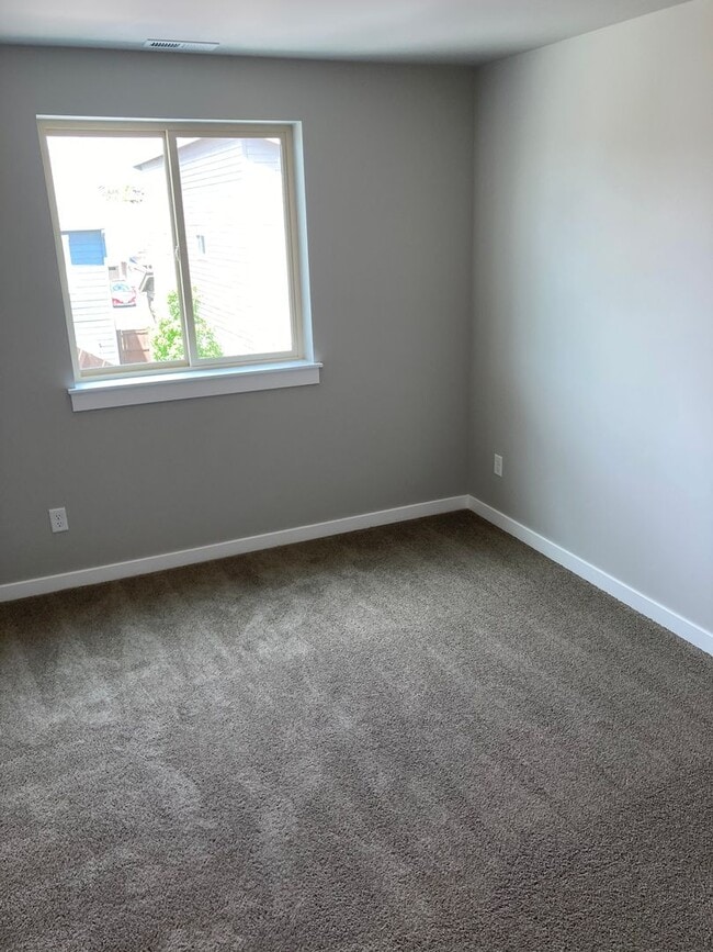 Building Photo - Beautiful home with great community amenities in Redmond!  A/C!