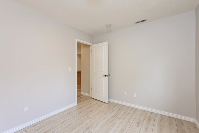 Building Photo - Sullivan Duplex