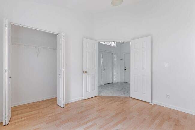 Building Photo - 1975 Oak Berry Cir