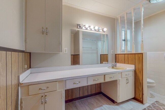 Building Photo - Charming 3-Bedroom Gem with Mid-Century Fl...
