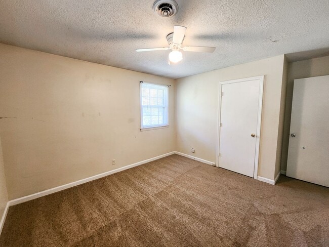 Building Photo - 3 bed 1 bath unit in duplex