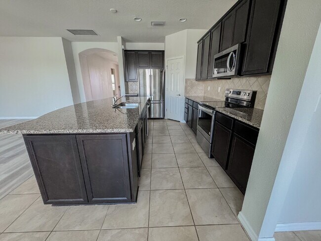 Building Photo - Gorgeous 4 bedroom 2 bath home in luxuriou...