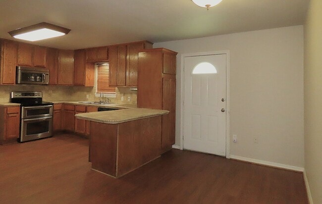 Building Photo - Country Living-City Close! 3 Bedroom, 2 Ba...