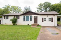 Building Photo - MOVE IN READY W/ FENCED IN BACK YARD!