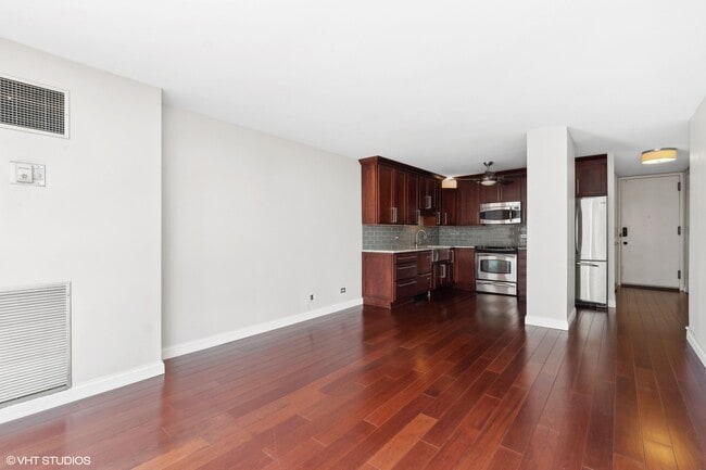 Building Photo - 1540 N La Salle Dr