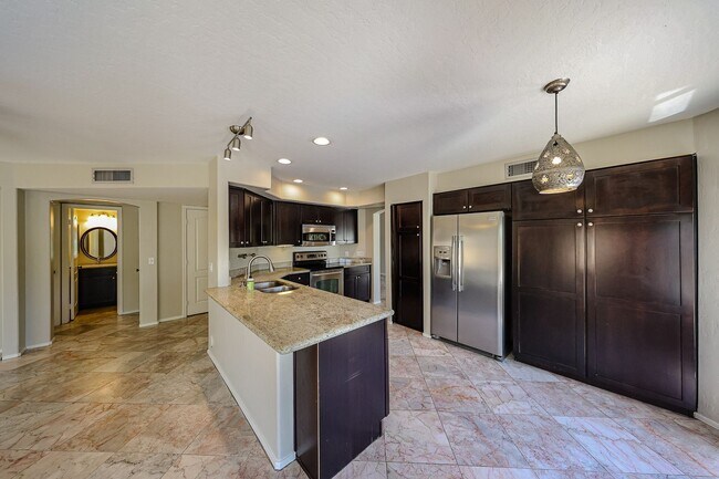 Building Photo - Stunning 3 bedroom, 2.5 bathroom Gold Cour...