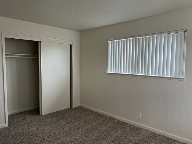 Building Photo - PRICE REDUCTION!! NICE UPDATED DUPLEX IN SACRAMENTO!!