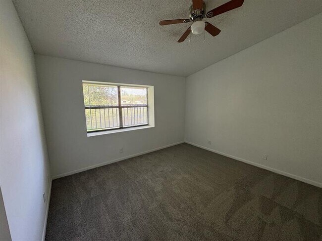 Building Photo - 3733 Carambola Cir N