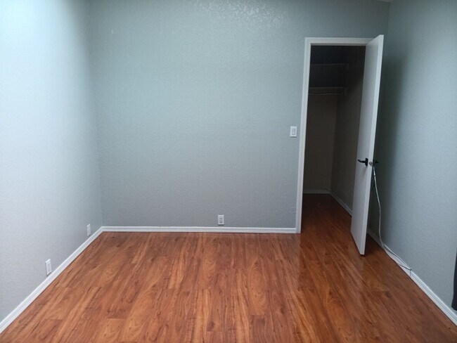 Building Photo - 3 Bedroom, 2 Bathroom Home! Schedule a Showing!