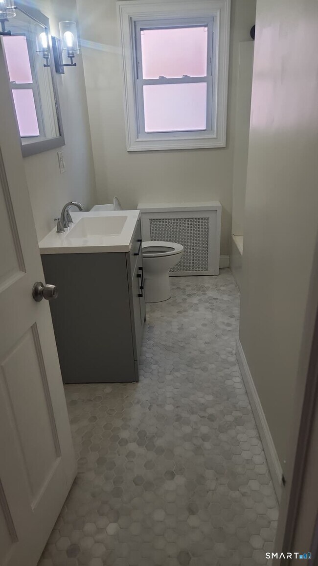 Building Photo - 60 Lincoln Ave