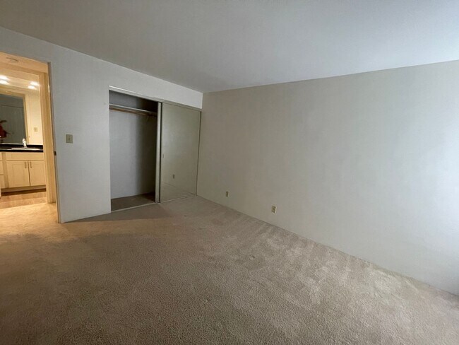 Building Photo - Dowsett Point- 1BR/1BA with Parking, Secur...
