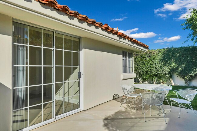 Building Photo - 43852 Vía Palma